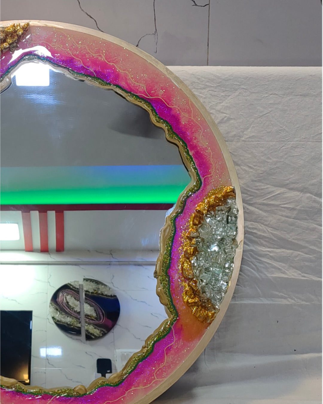 Emerald Luxe Geode Mirror – Handcrafted Resin Art in Green & Gold