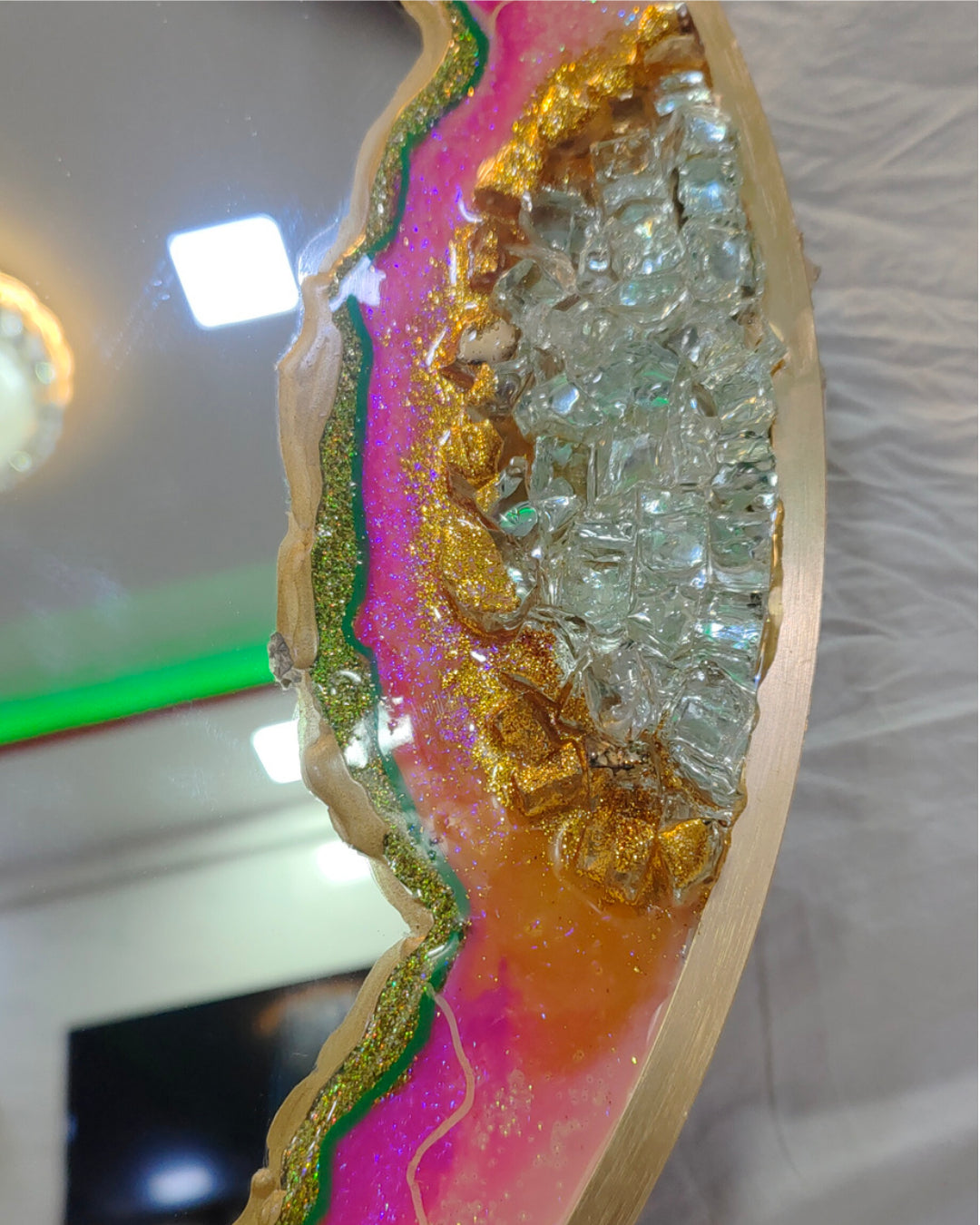 Emerald Luxe Geode Mirror – Handcrafted Resin Art in Green & Gold