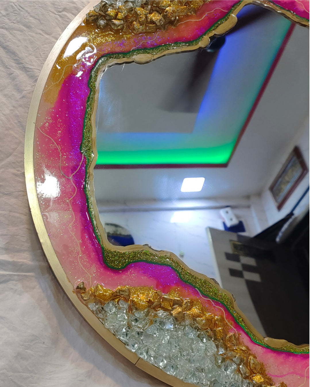Emerald Luxe Geode Mirror – Handcrafted Resin Art in Green & Gold